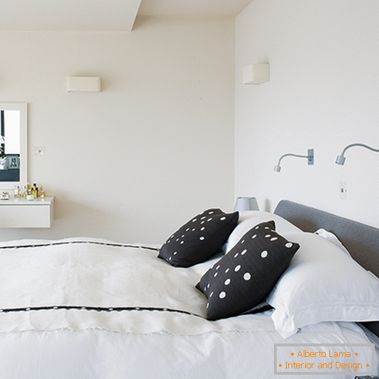 Monochromatická spálňa s minimalistickými stenovými svietidlami