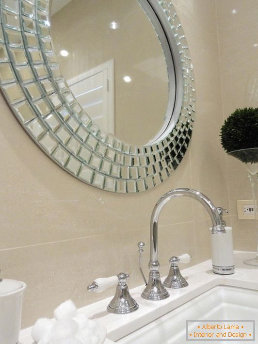 Štýlové zrkadlo nad umývadlom v kúpeľni