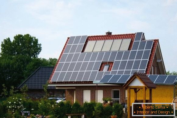 Dom so solárnymi panelmi pre autonómnu elektrinu