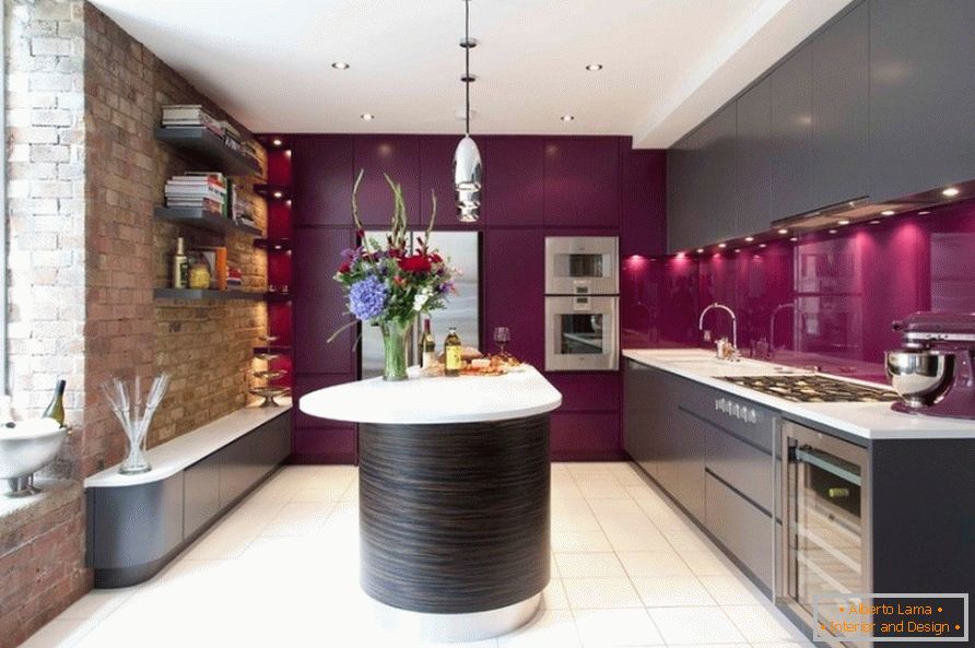 Kuchyňa s jasnými lilami