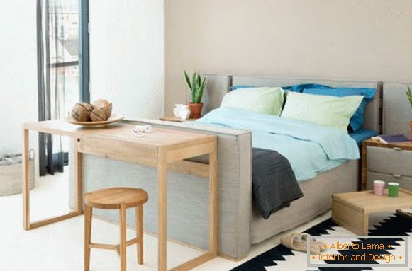 Jednoduchý nábytok v spálni