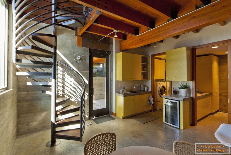 Štýlový moderný kuchynský interiér s točitým schodiskom