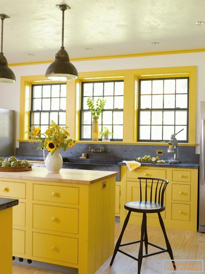 Žltá farba dominuje rustikálny štýl v kuchyni