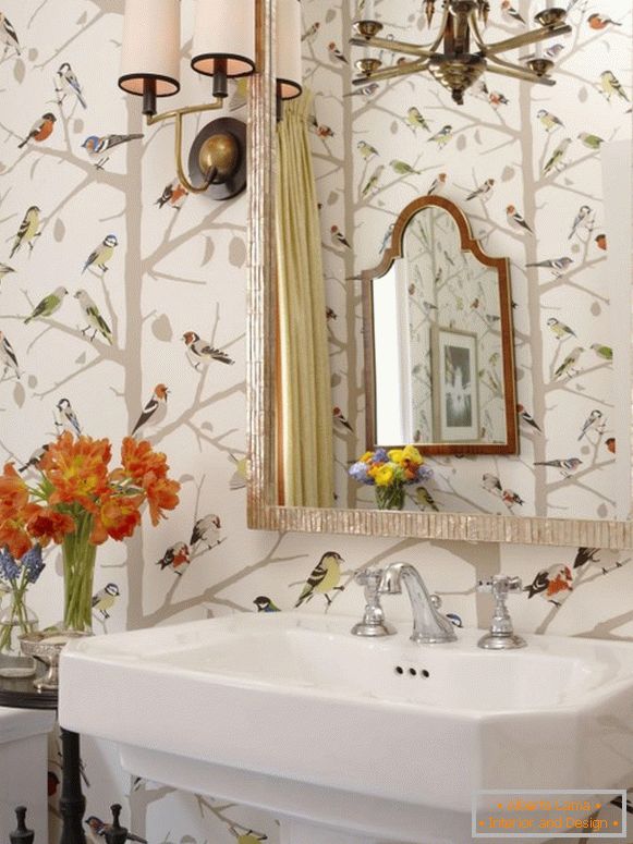 Kúpeľňový dizajn s jasnou tapetou