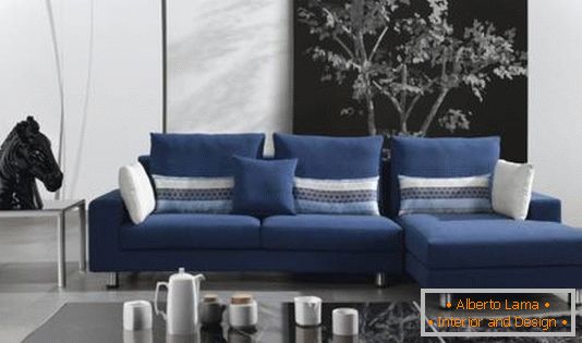 black-and-white-obývacia s-blue-sofa