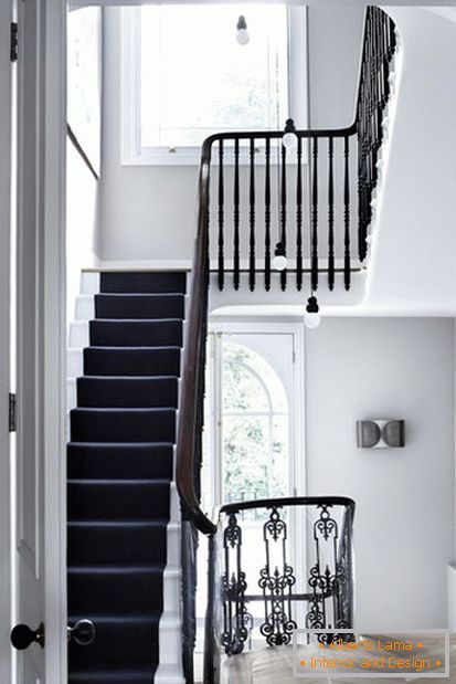 Monochromatický výzdobu schodov