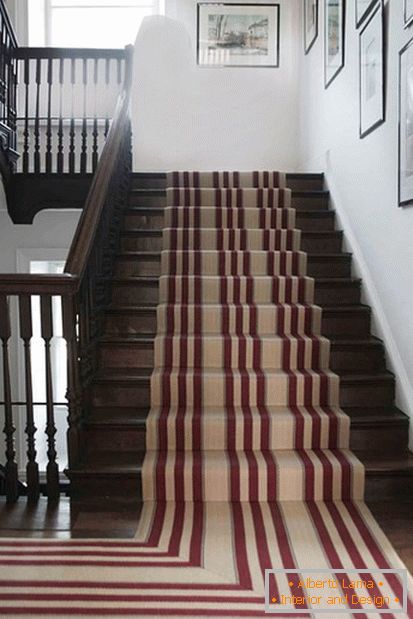 Pruhovaný koberec s vlastnými rukami na dekoráciu schodiska