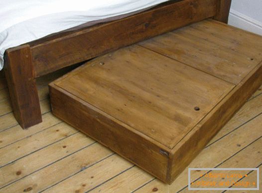 Drevená krabica pod posteľou