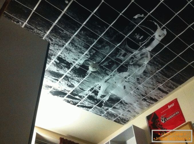Obrázok kozmonautov na strope
