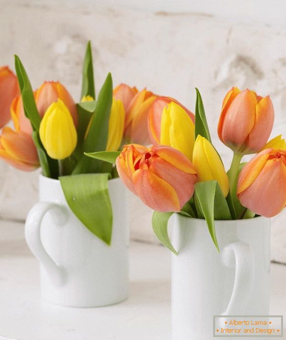 Tulipány v bielom pohári