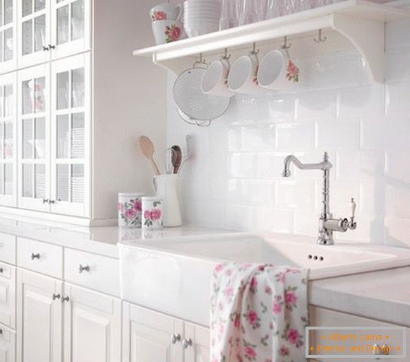 Biely ružový interiér kuchyne v štýle shebbie-chic