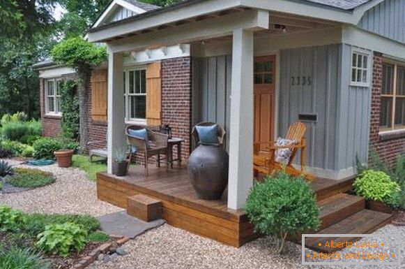 Dekorácia malej verandy s drevenou podlahou