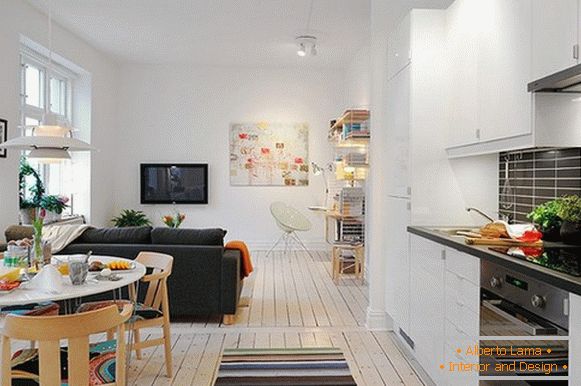 Interiér malého bytu s prvkami, ktoré mu dodávajú pohodlie a atraktivitu