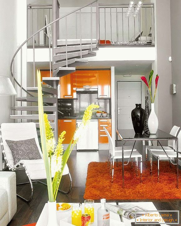 Interiér bytu s točitým schodiskom na druhú úroveň nad kuchyňou