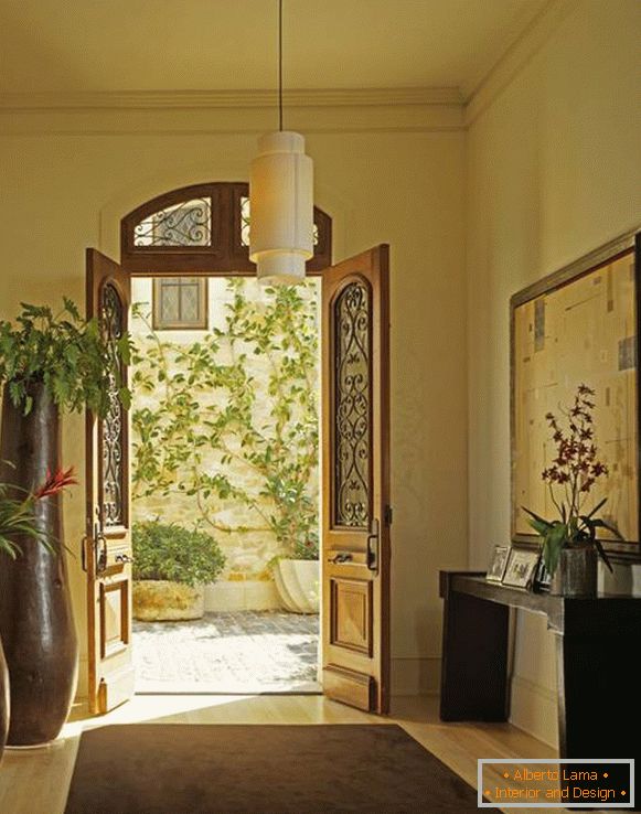 Obrovská veľkosť vázy v interiéri