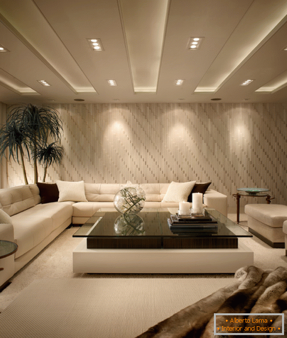 Štýlový stropný dizajn v obývacej izbe