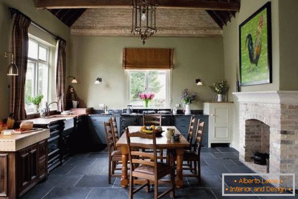 Kuchyňa s tmavou rustikálnou podlahou