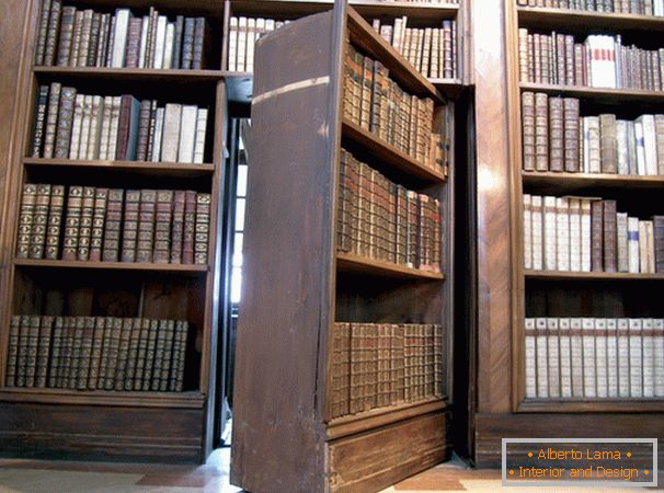 Knižnica s otočnými dverami