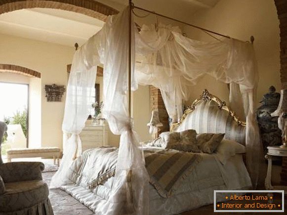 Krásna romantická spálňa s posteľou s posteľou