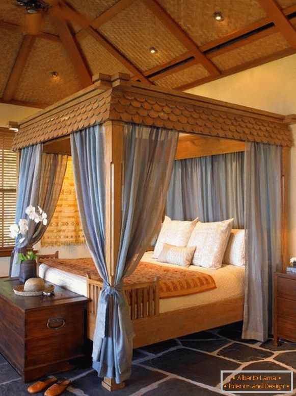 Drevená posteľ s bohatou výzdobou a kabátom