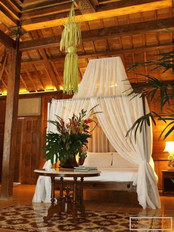 Spálňa s baldachýnom v tropickom štýle