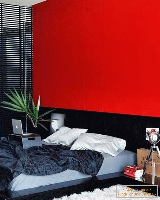 Červená stena ako hlavný prízvuk v spálni