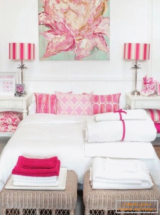 Biela izba s ružovými akcentmi