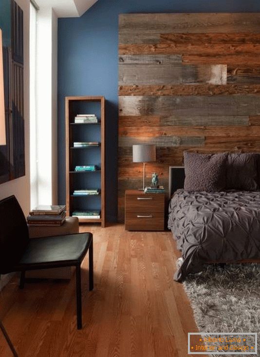 Veľká drevená doska a štýlový nábytok v spálni
