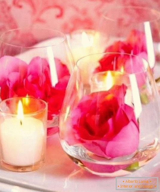 Kvety a sviečky ako stolové dekorácie na Valentín