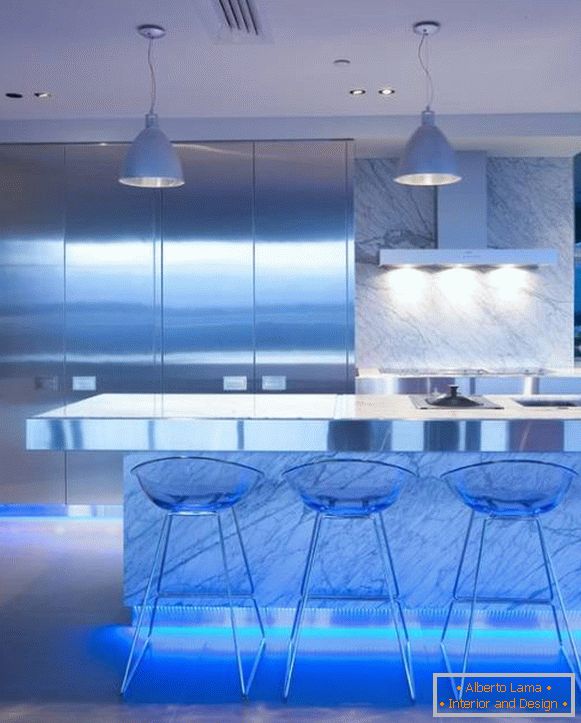 Kuchynský dizajn: vedenie osvetlenia nábytku zdola