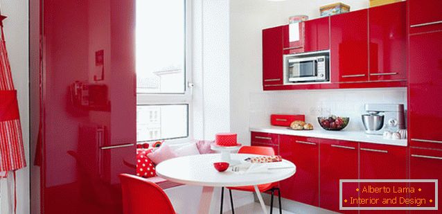 Šťavnatý dizajn červenej a bielej kuchyne
