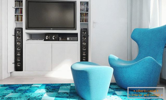 Úžasný duet bielej a bohatej modrej v dizajne obývacej izby