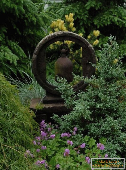 Dekorácia nádvoria a záhrady so starými vecami