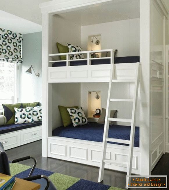 Dvojposchodová posteľ s identickými miestami na spanie