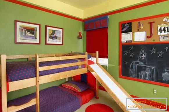 Dvojposchodová posteľ so šmykľavkou в небольшой детской