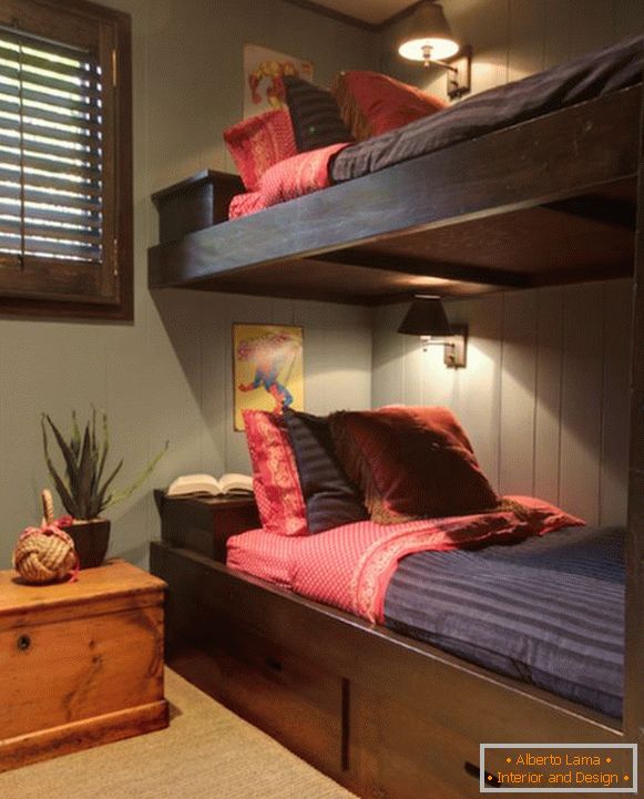 Dvojposchodová posteľ s nástěnnými svietidlami