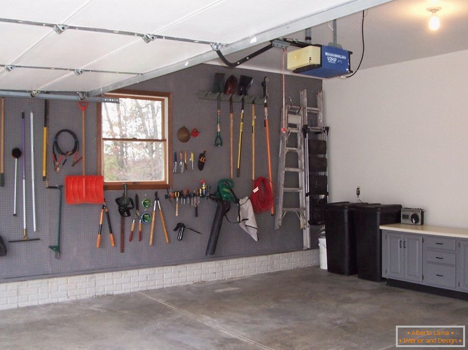 Nástenný systém skladovania v garáži