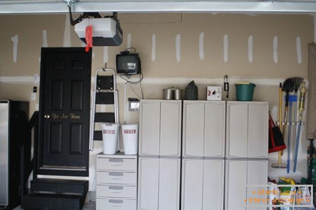 Šatníky a zásuvky v garáži