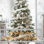 Vianočný strom zdobený biele tóny