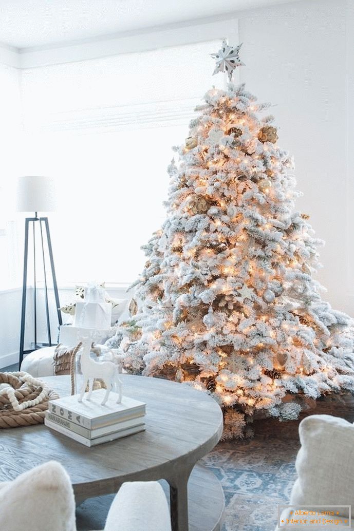 Vianočný strom v umelom snehu