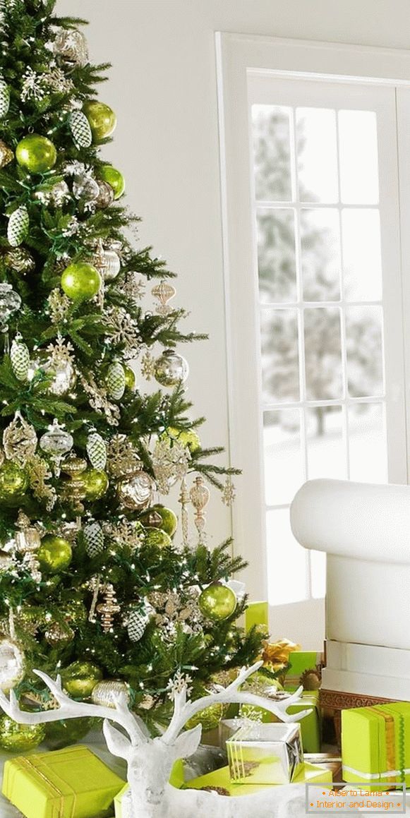 Vianočný strom v svetlo zelenej hračky