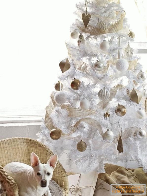 Biele vianočný stromček so zlatými a bielymi loptičkami