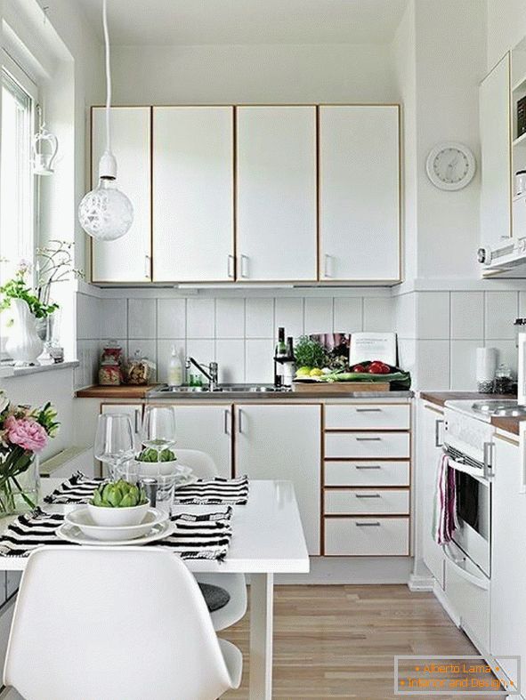 Kompaktná kuchyňa v bielej farbe