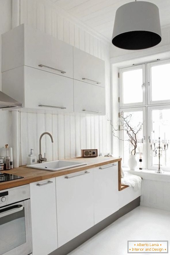 Kuchynský interiér v bielej farbe