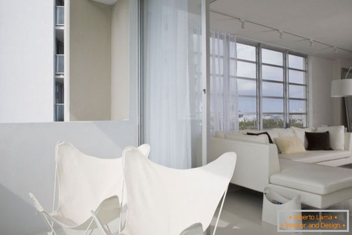 Biele skladacie stoličky na balkóne