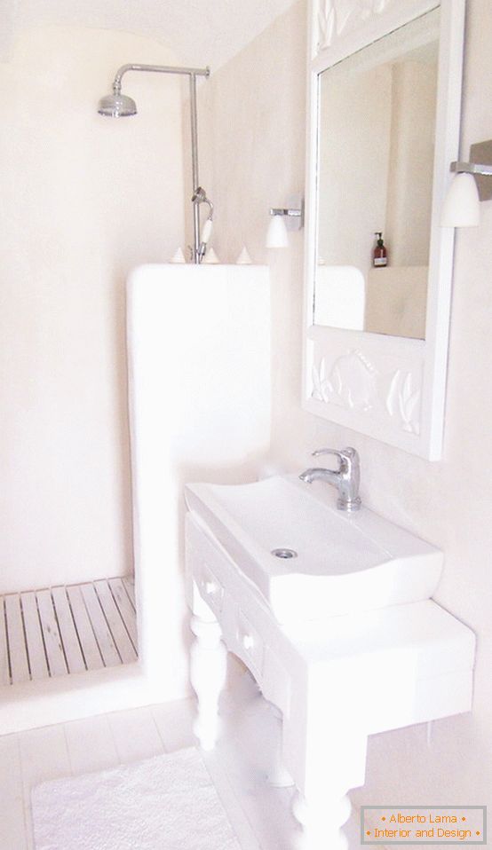 Kombinovaná kúpeľňa v bielej farbe