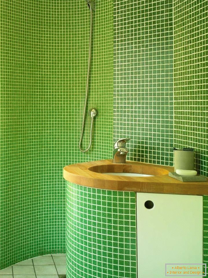 Zelené dlaždice v kúpeľni