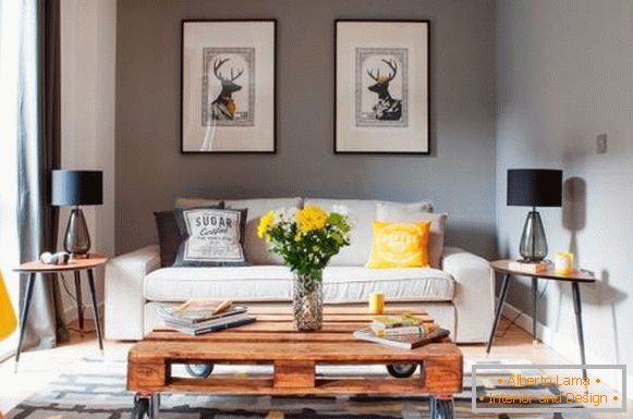 Štýlová kombinácia farieb so žltou farbou v obývacej izbe