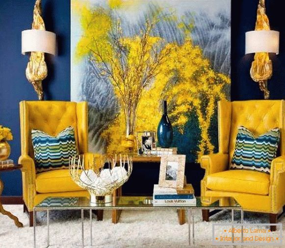 Kombinácia žltej s modrou farbou v interiéri