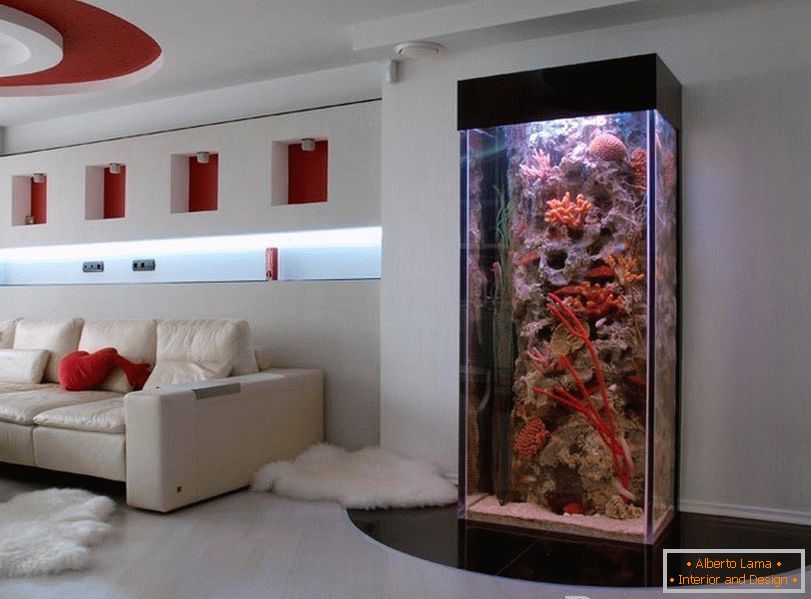 Veľké akvárium v ​​obývacej izbe